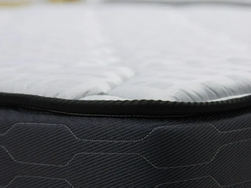 Détachage des auréoles de transpiration sur un matelas, avant et après