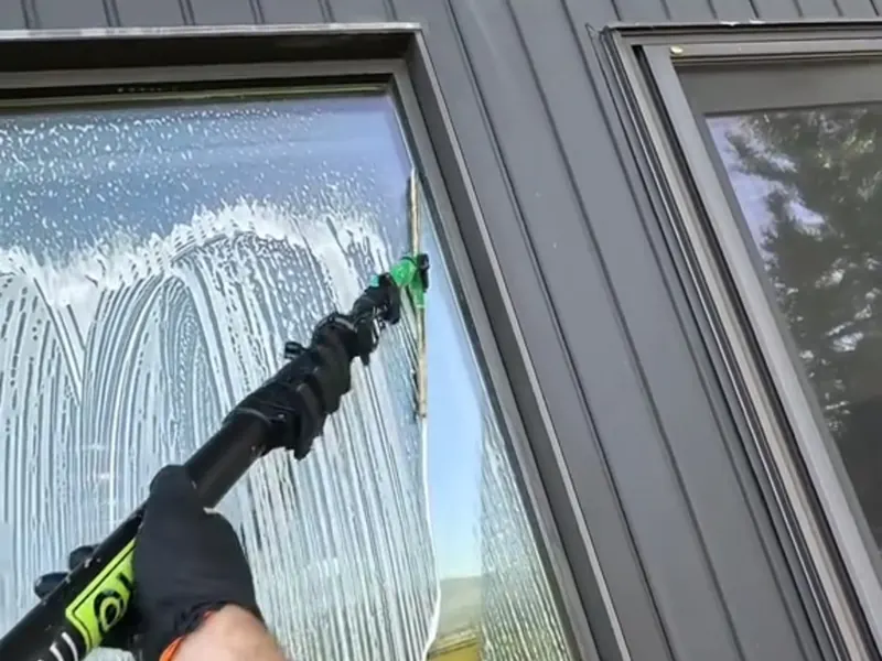 Fenêtres d'appartement avant et après lavage des vitres