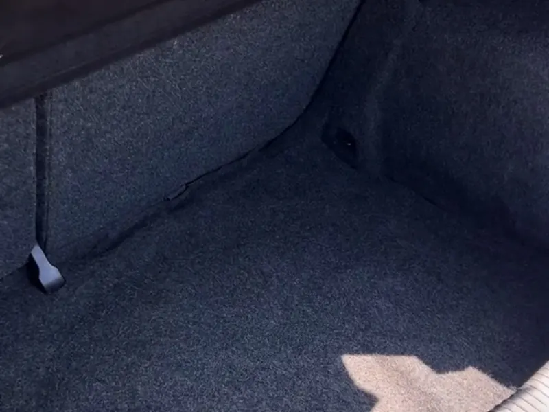 Moquette du coffre d'une voiture nettoyée à domicile